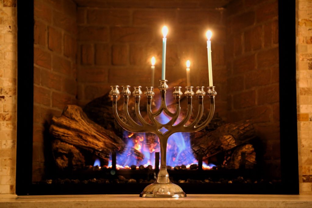 1. Hannukiah dopo l'accensione del primo lume