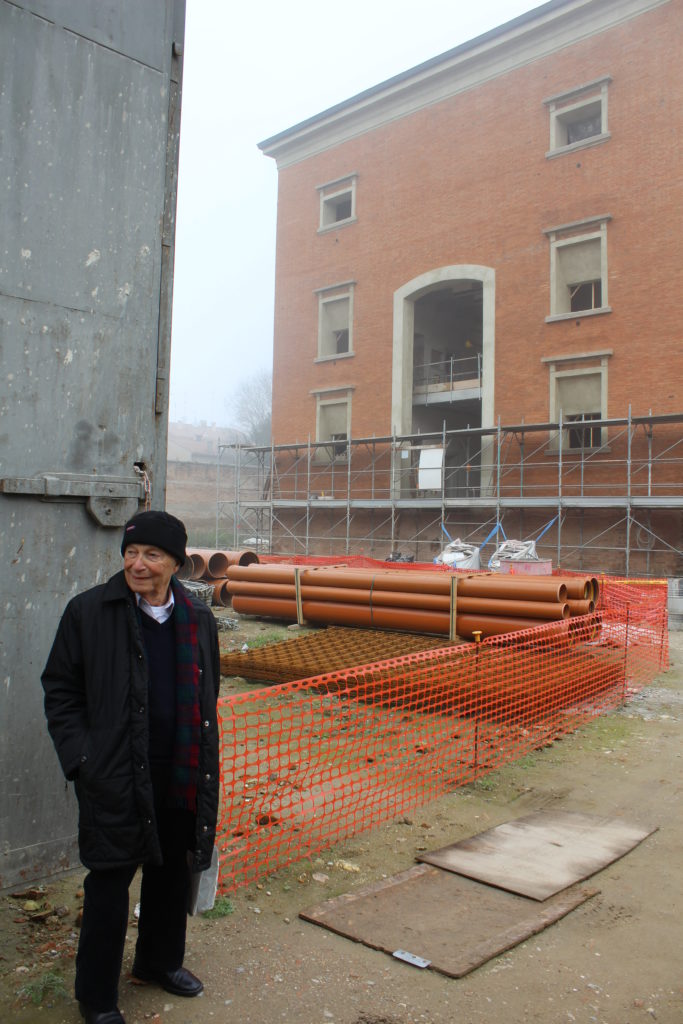 2. De Benedetti davanti al carcere di Via Piangipane