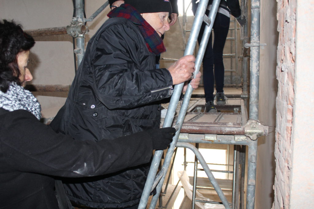 1. De Benedetti sale fino al piano in cui era recluso